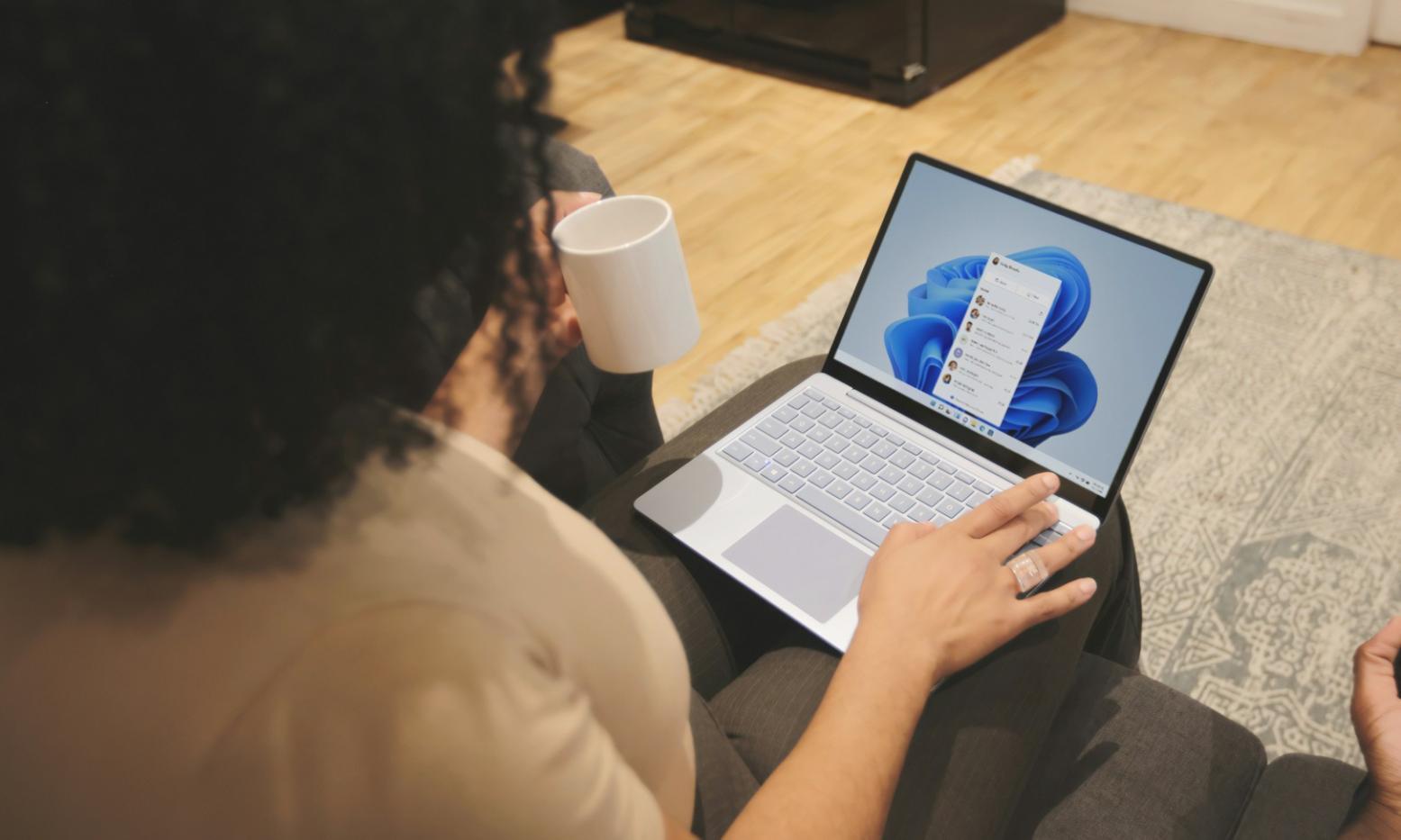 Specialist analizând grafice financiare și planuri de buget